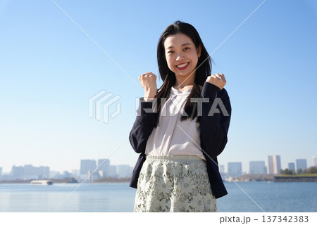 応援のポーズをする若い女性 応援のポーズをする若い女性 137342383