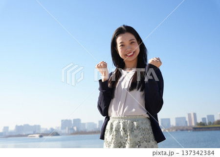 応援のポーズをする若い女性 137342384