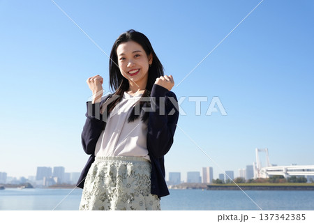 応援のポーズをする若い女性 応援のポーズをする若い女性 137342385