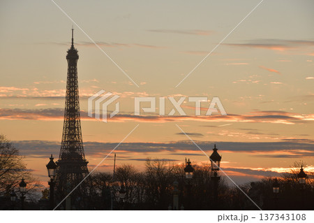 夕焼けのコンコルド広場から望むパリの風景、2026年3月2日撮影。 137343108