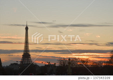 夕焼けのコンコルド広場から望むパリの風景、2026年3月2日撮影。 137343109