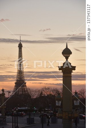 夕焼けのコンコルド広場から望むパリの風景、2026年3月2日撮影。 137343117