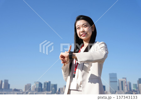 スマートウォッチを見る若いビジネスウーマン 137343133