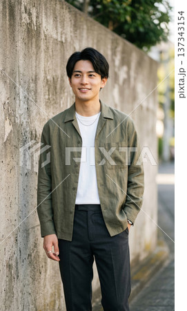 屋外の自然光に映える美しい白い歯と笑顔 ホワイトニング 人物 上半身 ポートレート ナチュラル 137343154