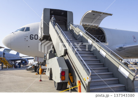 タラップが付けられた空中給油機 137343380