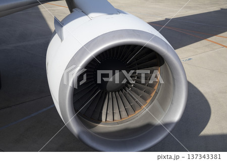 ジェット機のエンジン ジェット機のエンジン 137343381