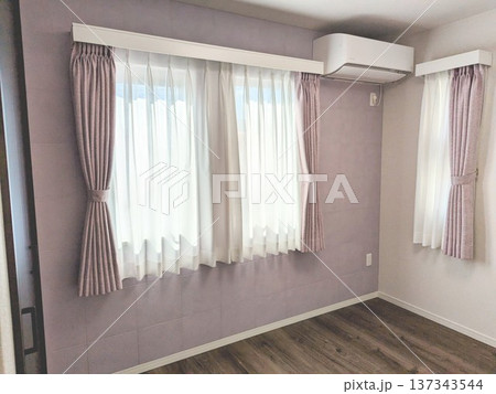 淡いパープルのエコカラットを施工した落ち着いた雰囲気の洋室とカーテン 137343544