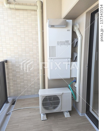 ベランダに設置されたエアコン室外機 137343554