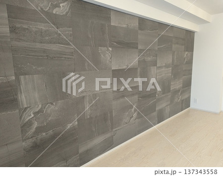 リビングの壁面にエコカラットを施工した写真 137343558