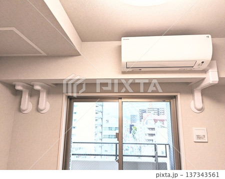 マンションの梁を避けて美しく施工されたエアコンの室内配管化粧カバー マンションの梁を避けて美しく施工されたエアコンの室内配管化粧カバー 137343561
