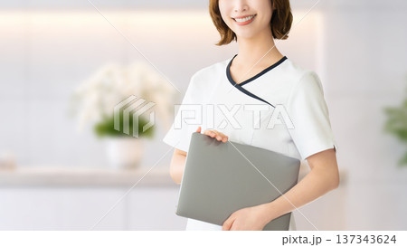 パソコンを持つ美容サロンスタッフの女性 137343624