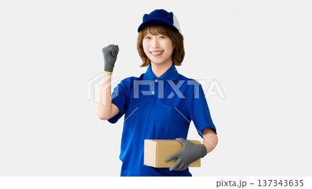 荷物を持ってガッツポーズをする女性 137343635