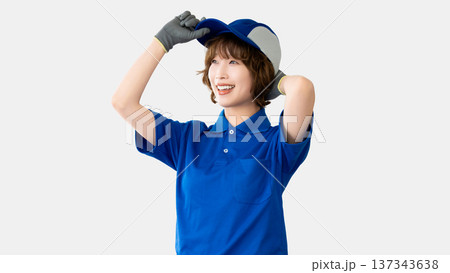 笑顔で帽子をかぶる作業服姿の女性 137343638