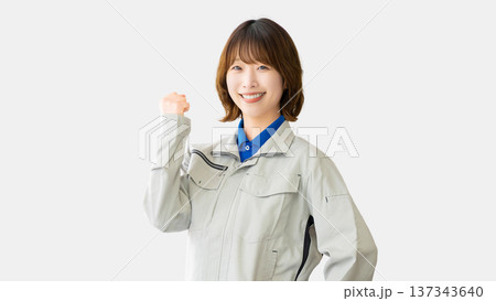 ガッツポーズをする作業服の女性 ガッツポーズをする作業服の女性 137343640