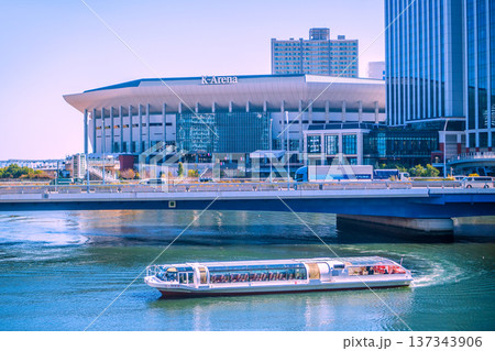 日本の横浜都市景観 Kアリーナやヒルトン横浜、シーバス（水上バス）などを望む 137343906
