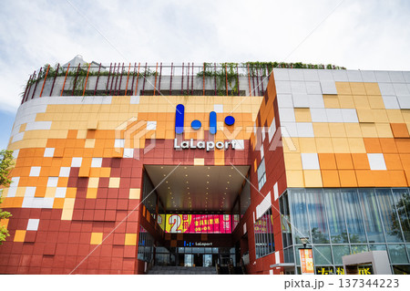Low-angle view of the Mitsui Shopping Park LaLaport Taichung. It's the first LaLaport shopping mall to be developed in Taiwan. 137344223