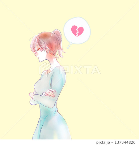 腕組みをした怪訝な表情の女性　割れたハート 137344820