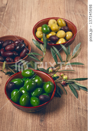 a mixture of olives, varieties of chalkidiki, Verdi giganti and Kalamata, in a bowl, top view, no people, 137345698