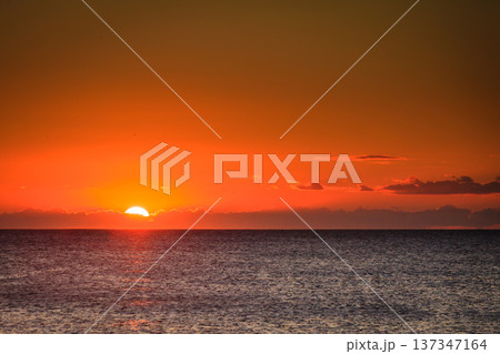 Sunset or sunrise over sea surface 137347164