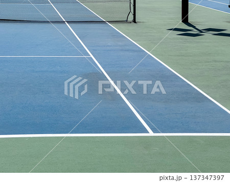 青いハードコートとテニスネット 137347397