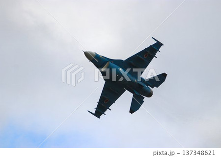 首都防空の要『百里基地』の上空を高機動飛行するF-2ジェット戦闘機 137348621