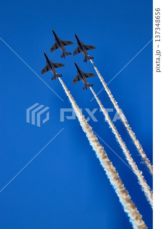 この技術が日本の空を護る… 美しい編隊飛行を魅せるブルーインパルス この技術が日本の空を護る… 美しい編隊飛行を魅せるブルーインパルス 137348656