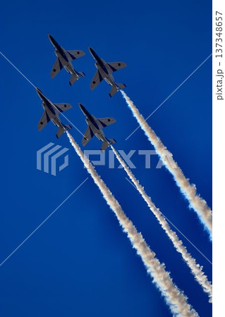 この技術が日本の空を護る… 美しい編隊飛行を魅せるブルーインパルス この技術が日本の空を護る… 美しい編隊飛行を魅せるブルーインパルス 137348657