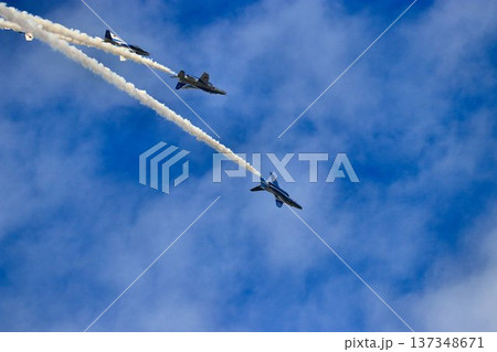 この技術が日本の空を護る… 美しい編隊飛行を魅せるブルーインパルス 137348671