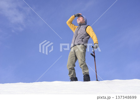 雪国で田舎暮らしの老人が杖を使ってリハビリをしている 137348699