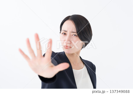 手でストップするビジネスウーマン 137349088