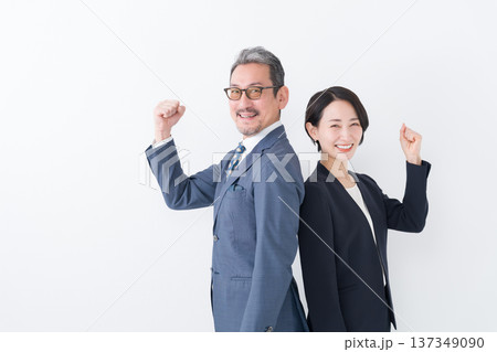 ガッツポーズをするビジネスマン男女 ガッツポーズをするビジネスマン男女 137349090