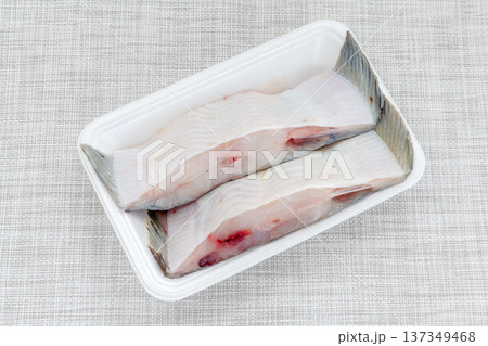 パック入り浅羽カレイの切り身 137349468