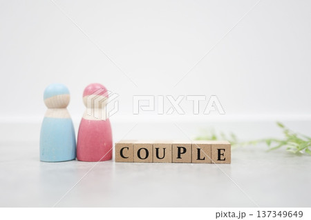 カップルと木製人形で表す恋愛と夫婦関係のイメージ。 カップルと木製人形で表す恋愛と夫婦関係のイメージ。 137349649