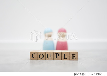 カップルと木製人形で表す恋愛と夫婦関係のイメージ。 カップルと木製人形で表す恋愛と夫婦関係のイメージ。 137349650
