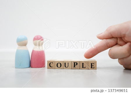 カップルと木製人形で表す恋愛と夫婦関係のイメージ。 137349651
