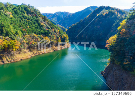 秋の大井川鐵道井川線　奥大井湖上駅からの風景 137349696