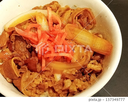 牛丼のクローズアップ 137349777