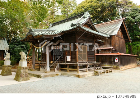 【綾瀬市 日本武尊ゆかりの神社「五社神社」拝殿(手前)と本殿(奥)】 【綾瀬市 日本武尊ゆかりの神社「五社神社」拝殿(手前)と本殿(奥)】 137349989