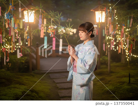 七夕祭りの夜 願いを込めてお祈り 七夕祭りの夜 願いを込めてお祈り 137350041