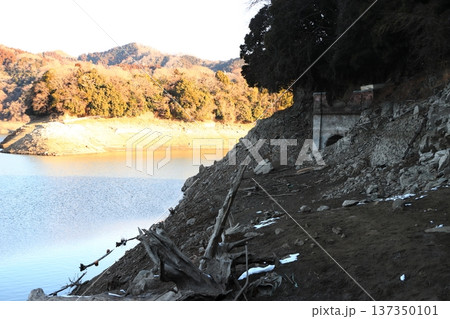 【神奈川県】記録的渇水により津久井湖の湖底から姿を現した旧横浜水道_太井隧道(水路トンネル) 【神奈川県】記録的渇水により津久井湖の湖底から姿を現した旧横浜水道_太井隧道(水路トンネル) 137350101