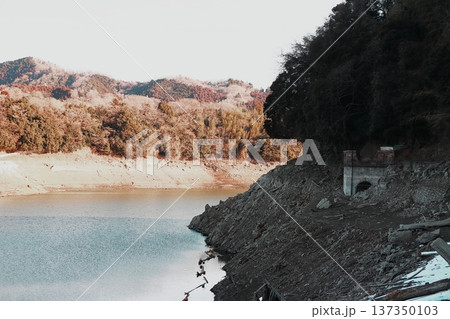 【神奈川県】記録的渇水により津久井湖の湖底から姿を現した旧横浜水道_太井隧道(水路トンネル) 【神奈川県】記録的渇水により津久井湖の湖底から姿を現した旧横浜水道_太井隧道(水路トンネル) 137350103
