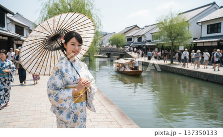 倉敷美観地区を浴衣姿で散策する若い女性 137350133