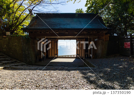 秋の静岡県静岡市　久能山東照宮　一ノ門 137350190