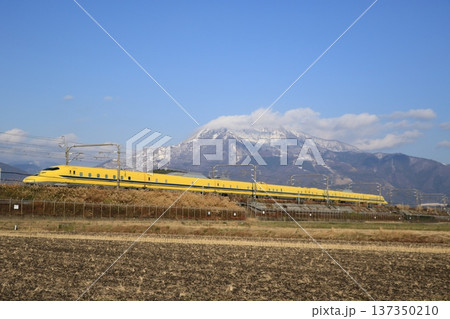 伊吹山 ドクターイエロー 伊吹山 ドクターイエロー 137350210