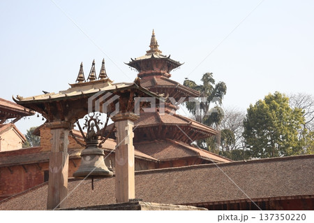 霞む空と緑の樹々と鐘や煉瓦造りの建物のカトマンズの街並みの風景 霞む空と緑の樹々と鐘や煉瓦造りの建物のカトマンズの街並みの風景 137350220