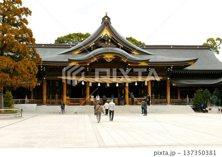 【寒川町　約1600年前創建　相模國一之宮「寒川神社」拝殿】 137350381