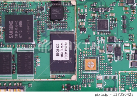 カーナビ内部の電子回路 137350425