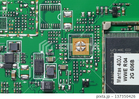カーナビ内部の電子回路 137350426