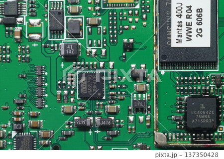 カーナビ内部の電子回路 137350428