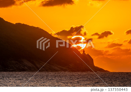 屋久島灯台と夕日　屋久島の夕景(秋 137350443
